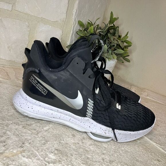 Nike Lebron witness V black sneakers sz 10.5 - Picture 1 of 7